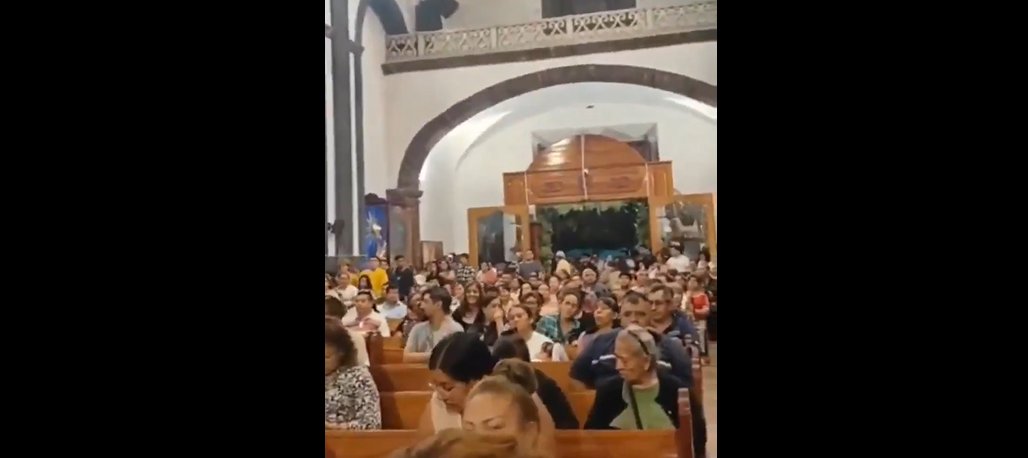 Sicarios irrumpen en fiesta patronal y asesinan a una mujer frente a un templo en Guanajuato