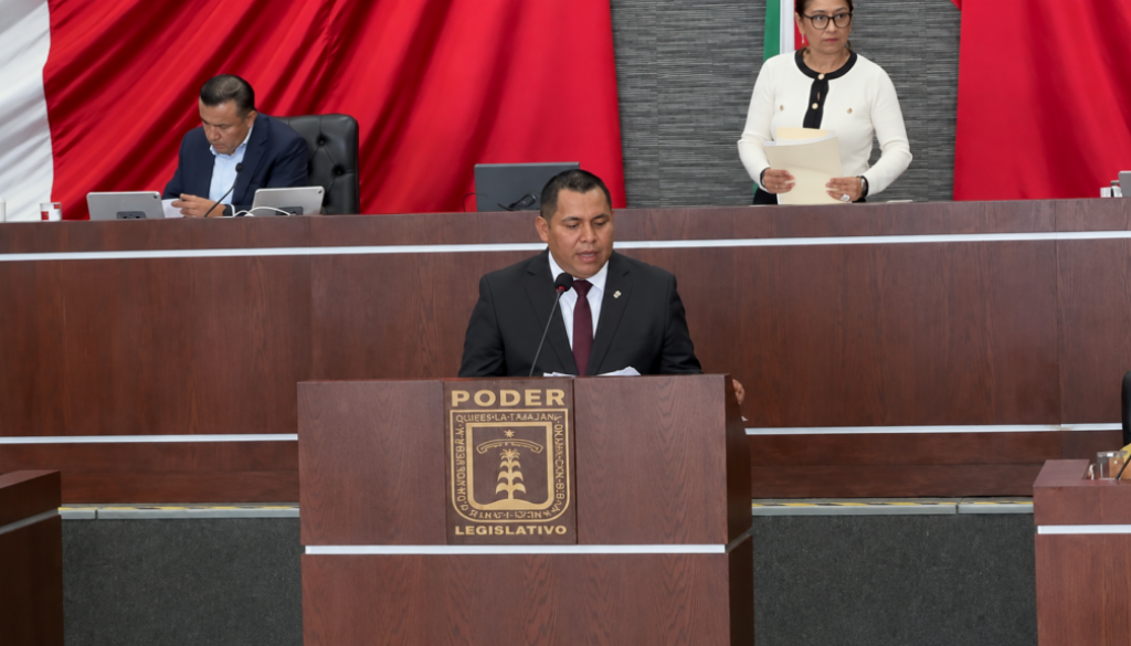 Diputado ante el podio legislativo