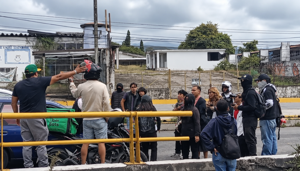 Multitud reunida junto al guardarraíl