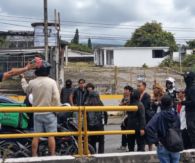 Multitud reunida junto al guardarraíl