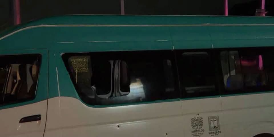 Bajo fuego, también el transporte público: balean combi en Tlayacapan