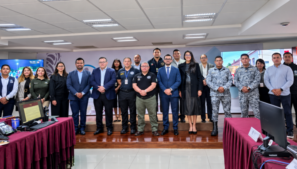 Foto grupal oficial en sala de reuniones