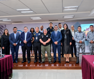 Foto grupal oficial en sala de reuniones