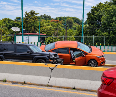 Accidente vial junto a barrera amarilla
