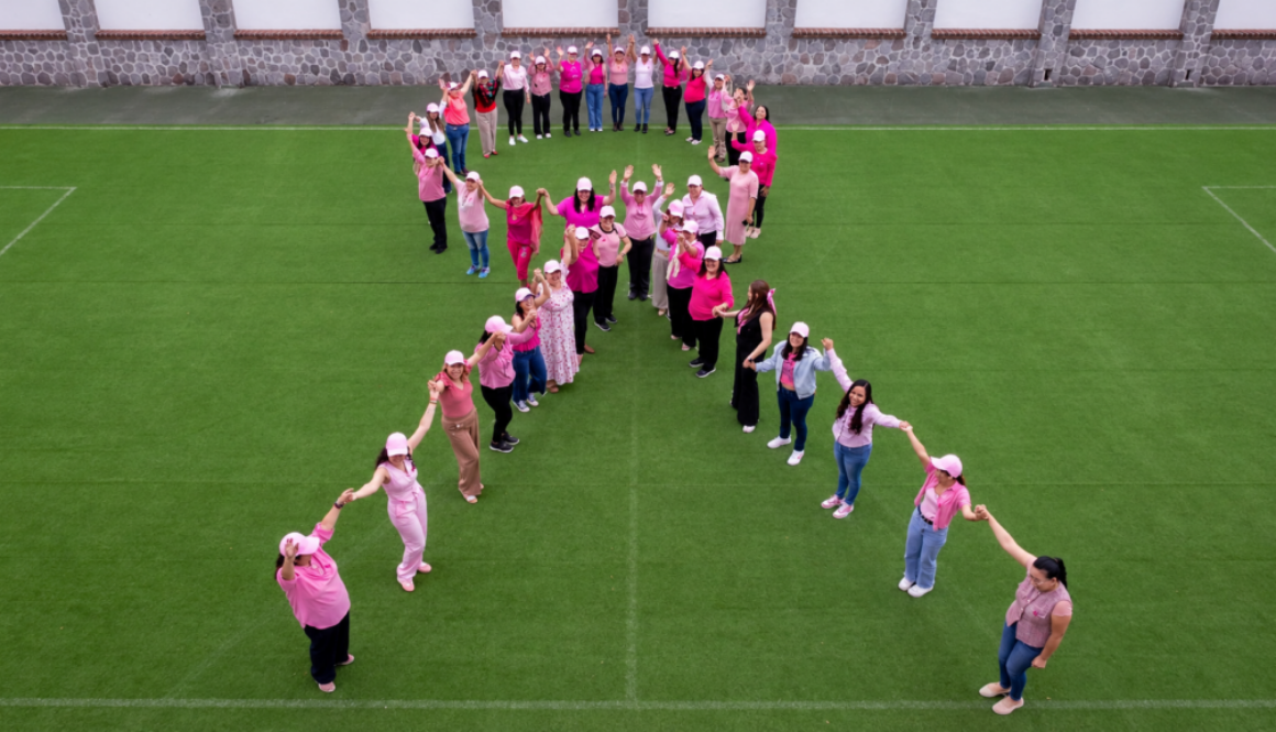 Mujeres formando un lazo rosa