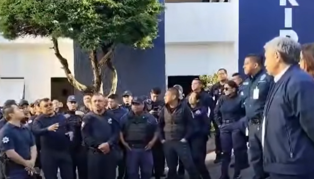 JLUS con polis enojado