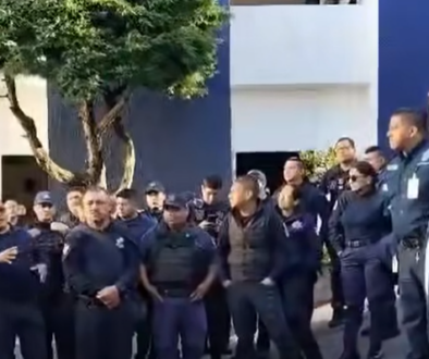 JLUS con polis enojado