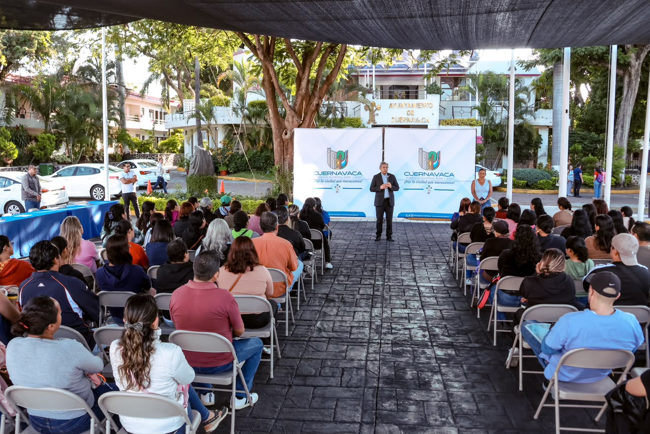 Cuernavaca entrega becas de 2 mil 700 pesos a estudiantes con excelencia académica