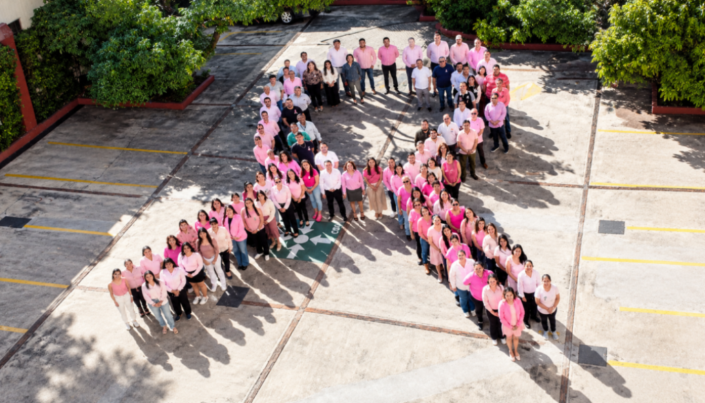 Multitud en forma de lazo rosa