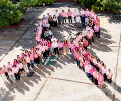 Multitud en forma de lazo rosa