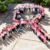 Multitud en forma de lazo rosa