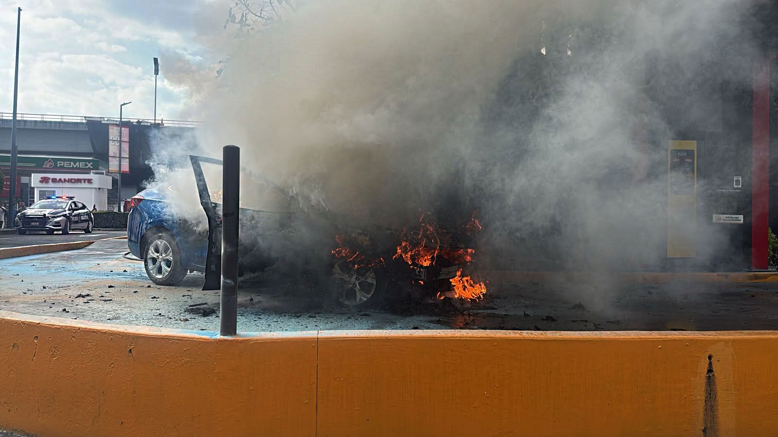 Bomberos de Cuernavaca atienden caída de árbol e incendio de vehículo sin personas lesionadas