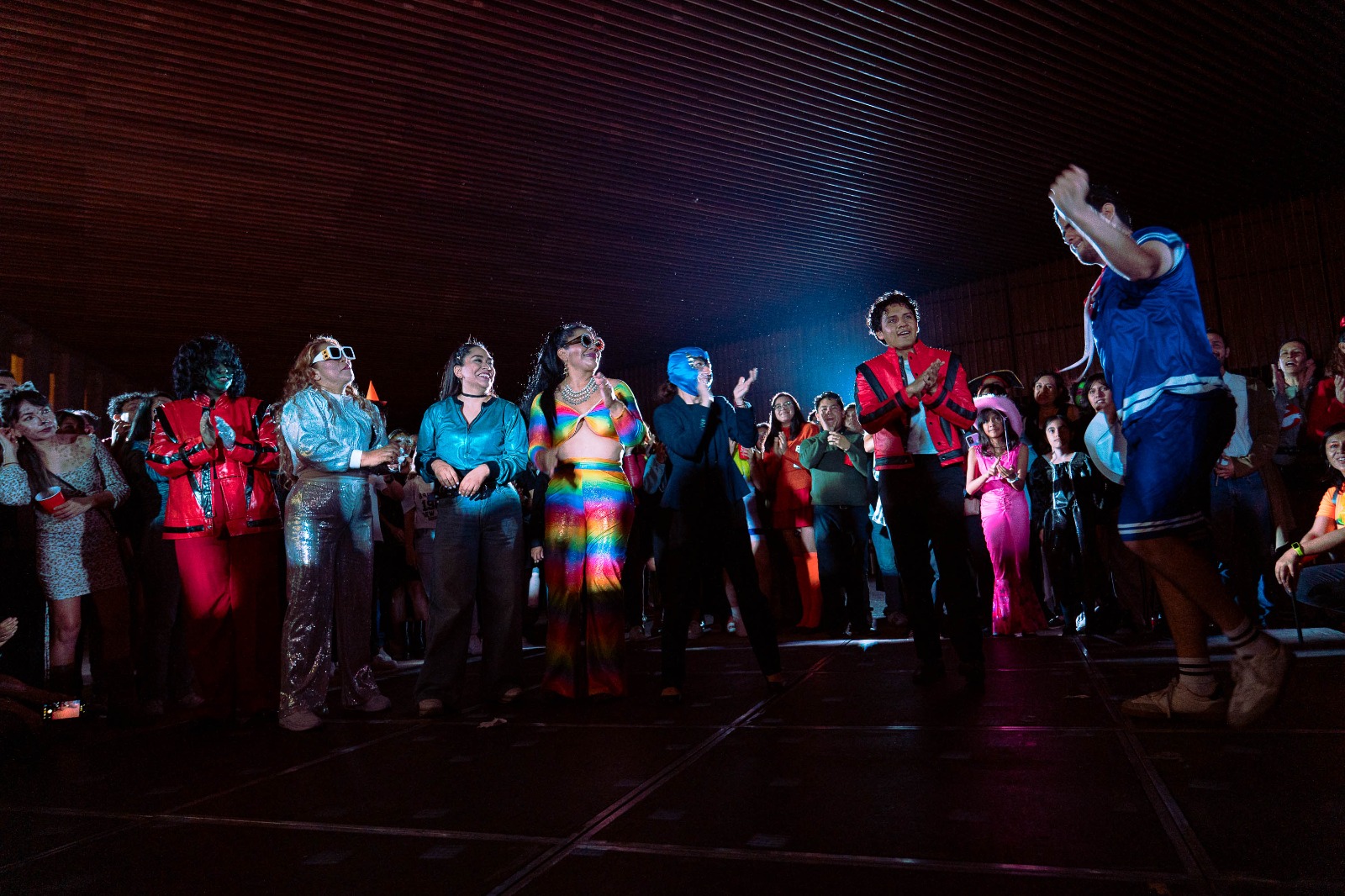 Jueves Retro llena la pista con música de los 80 y 90, disfraces y baile de Thriller