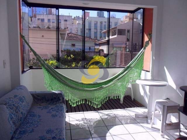 Locação de temporada: 03 quartos com ar, no centro de Meia Praia!!
