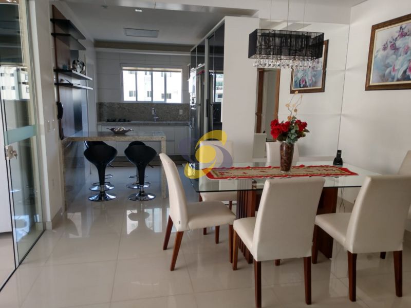 Apartamento à venda: 4 suítes e 4 vagas de garagem