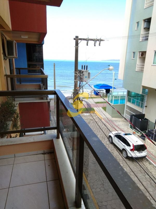 Locação de temporada: Apartamento de 3 quartos à 20 metros do mar!