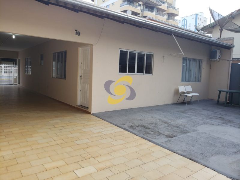 Excelente casa para temporada Meia Praia com 3 Dormitórios com ar condicionado sendo 1 suíte