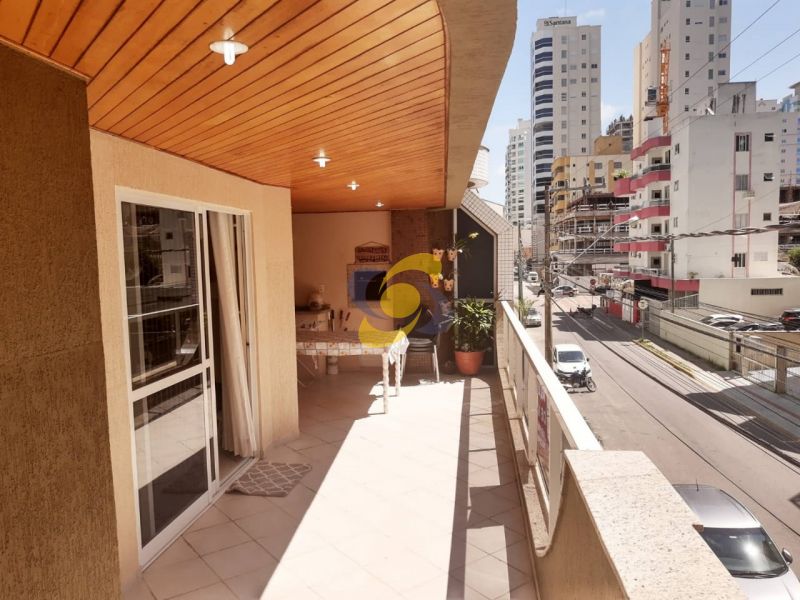 Ótimo Apartamento Quadra Mar Diferenciado com 4 Dormitórios sendo 2 Suítes em Meia Praia!
