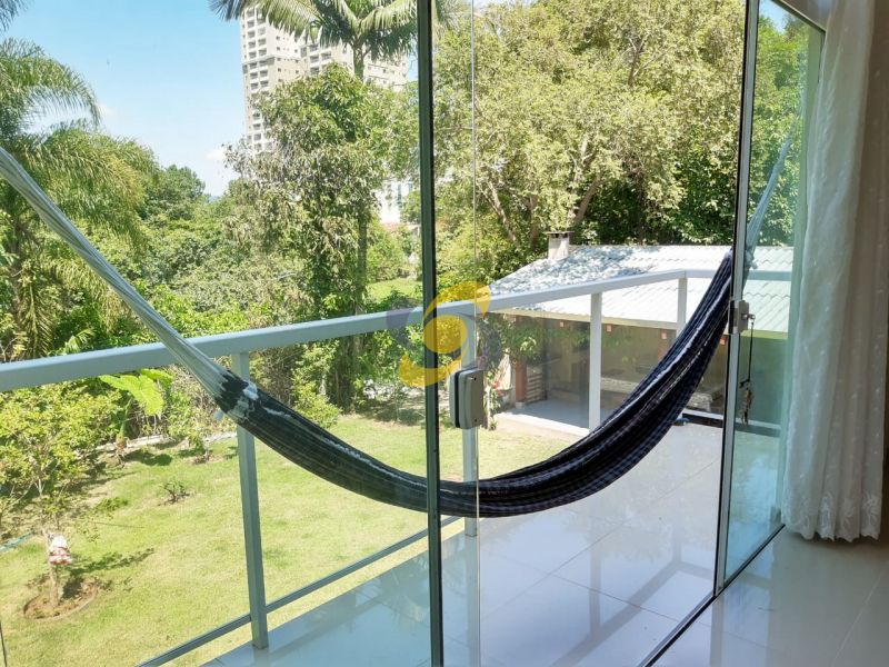 Ótima casa para locação de temporada em Meia Praia em um estilo casa no campo!