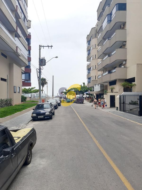 Apartamento com 3 Dormitórios 2 vagas de garagem Segundo prédio do Mar! Em Meia Praia para Temporada!