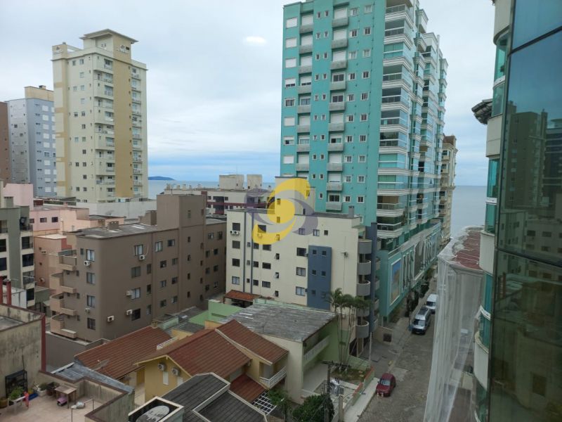 IMPERDÍVEL! Na quadra do mar com 2 suítes e 2 quartos. 2 vagas individuais