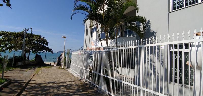 Adriano Carpes imóveis vende casa de alto padrão de frente para o mar em Balneário Piçarras.