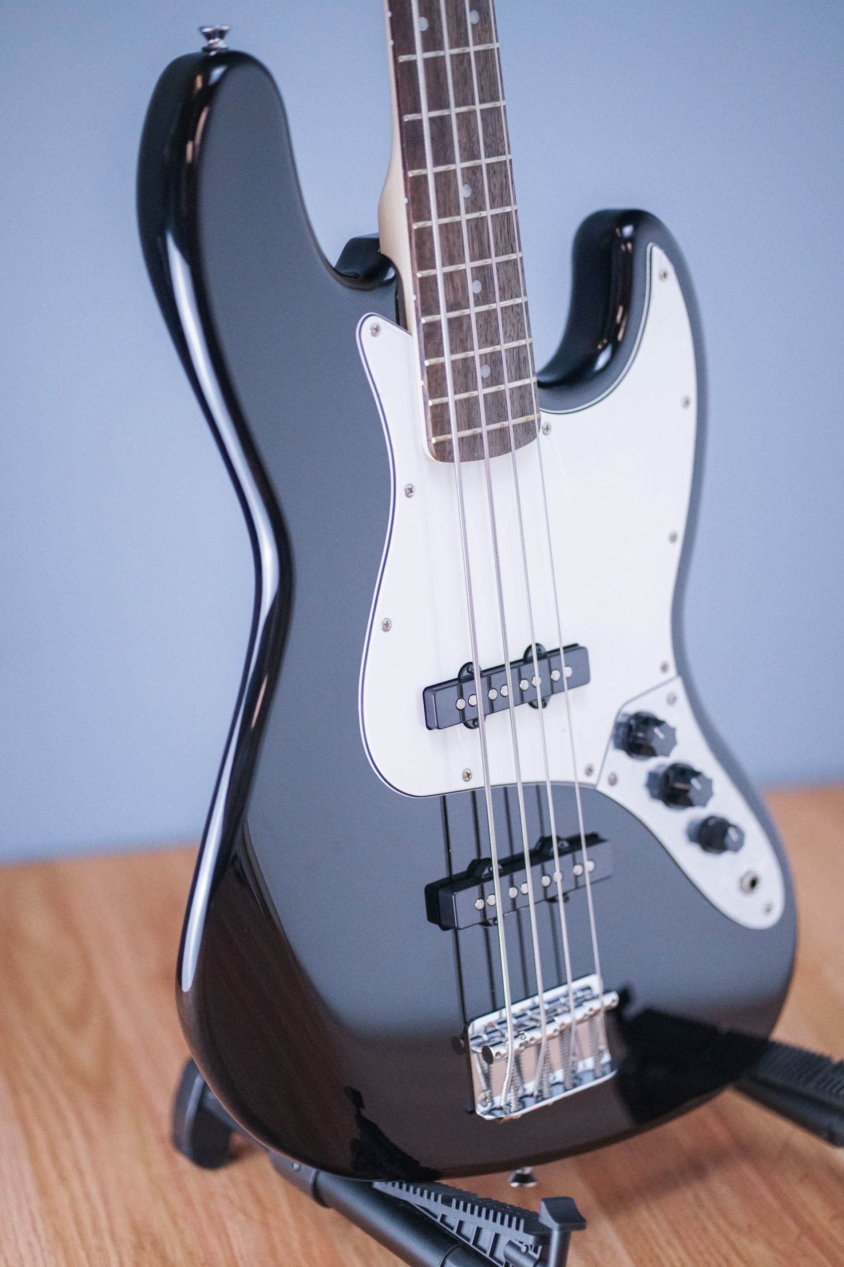 Squier AFFINITY SERIES JAZZ BASS (Black) - Guitar Guys