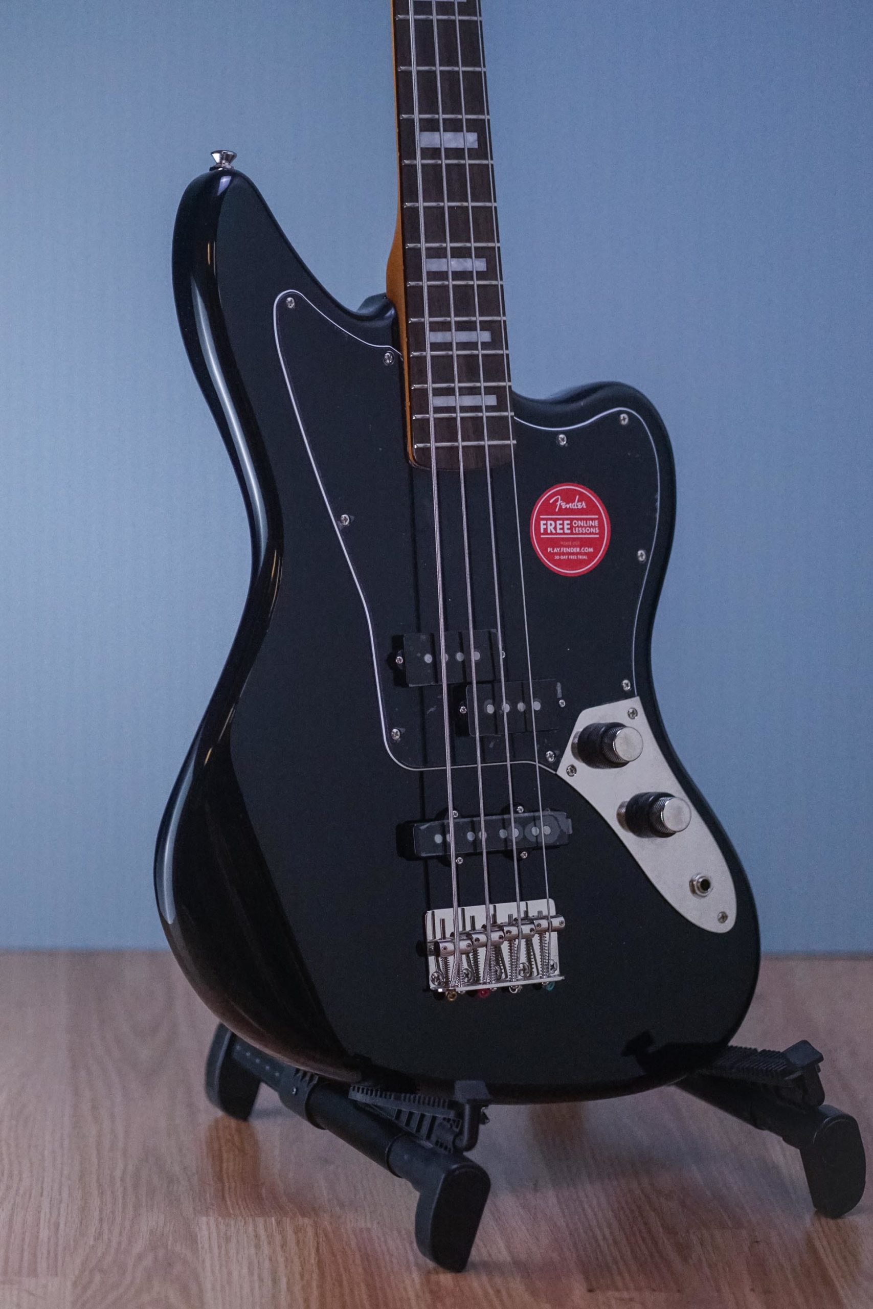 Squier CLASSIC VIBE JAGUAR BASS (Black) DEMO - Guitar Guys