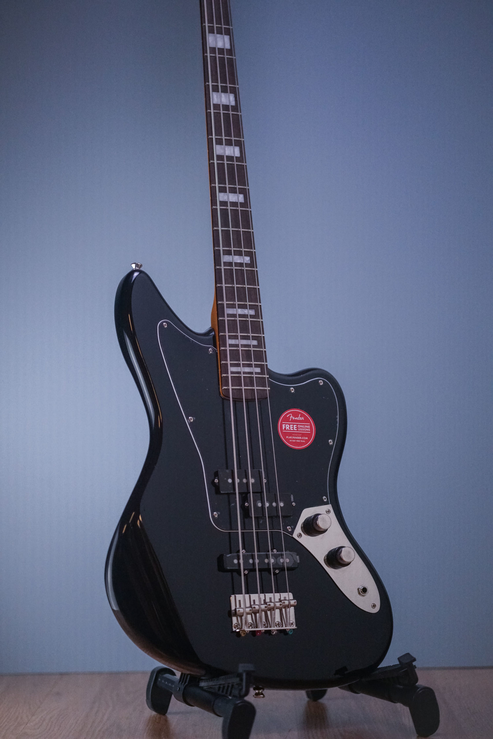 Squier CLASSIC VIBE JAGUAR BASS (Black) DEMO - Guitar Guys