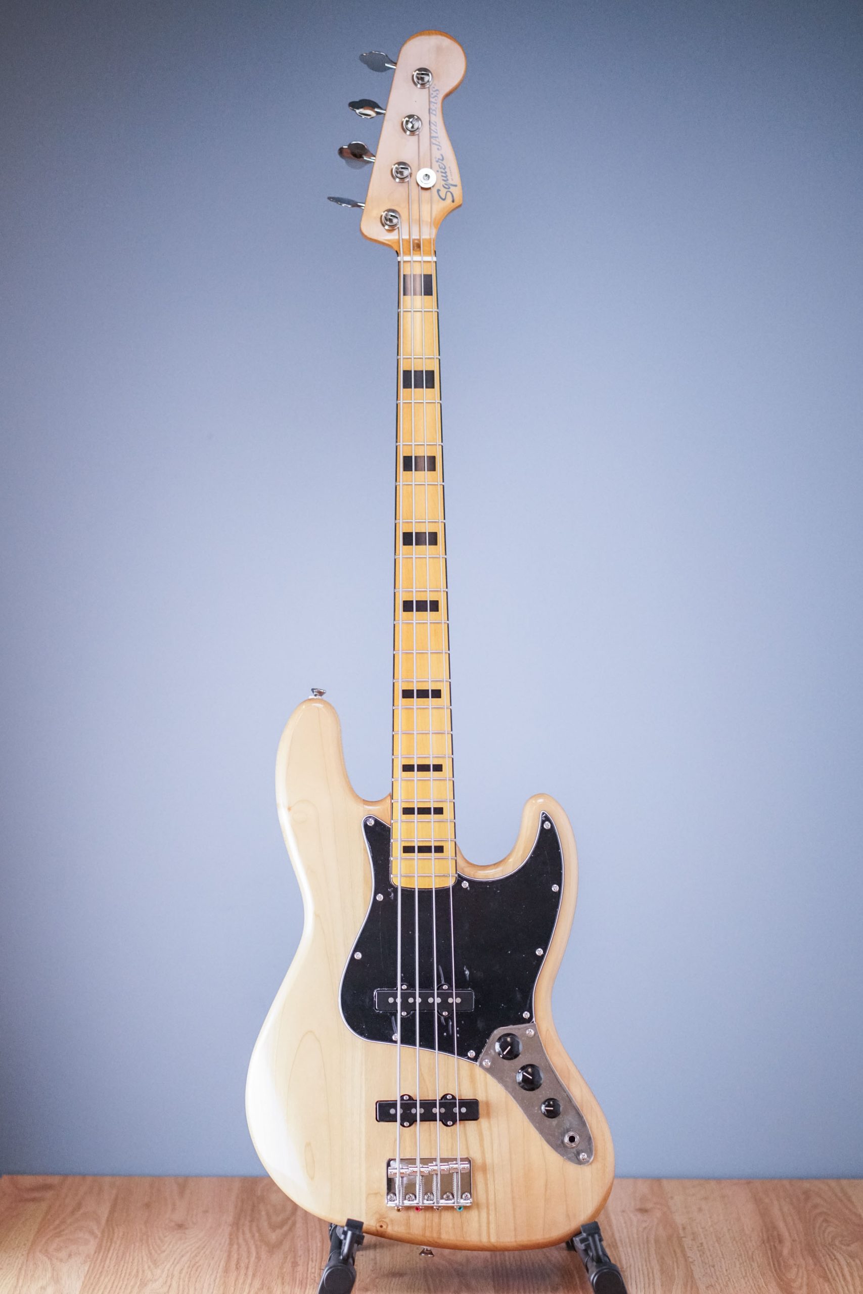 Squier CLASSIC VIBE '70S JAZZ BASS (Natural) - Guitar Guys