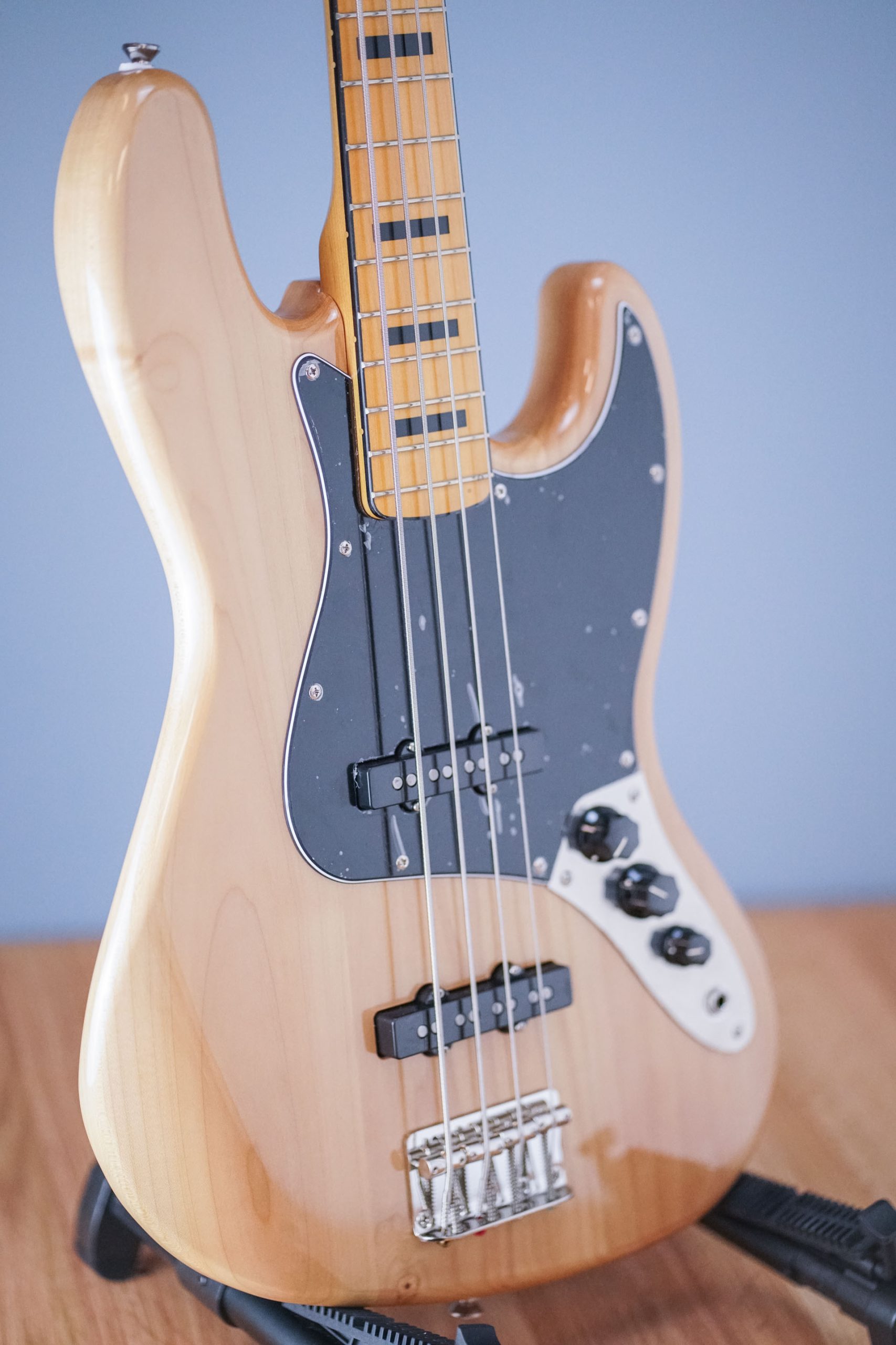 Squier CLASSIC VIBE '70S JAZZ BASS (Natural) - Guitar Guys