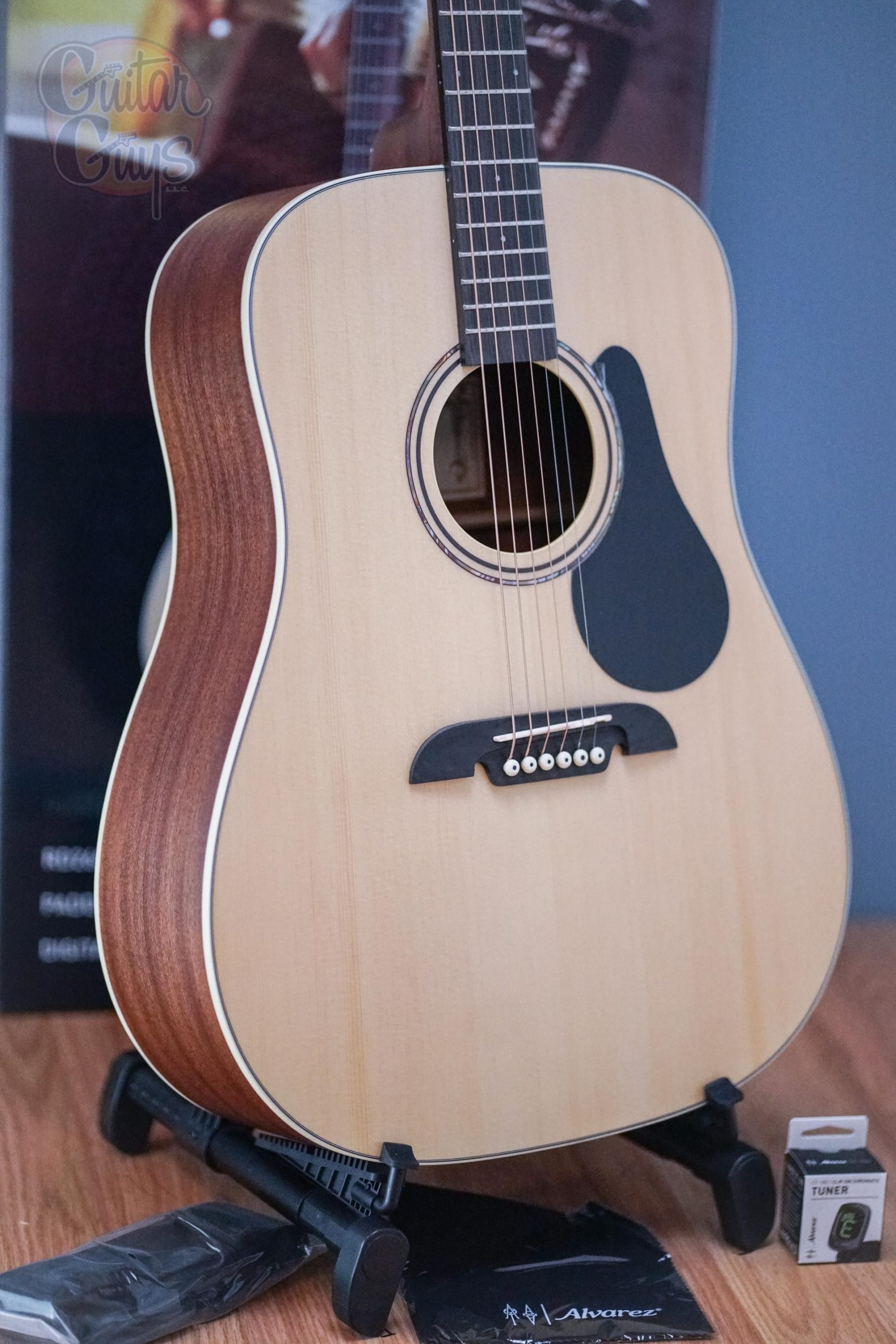 Alvarez RD26S-AGP Regent Dreadnought Acoustic Guitar Pack Spruce Natural/Satin - Image 3