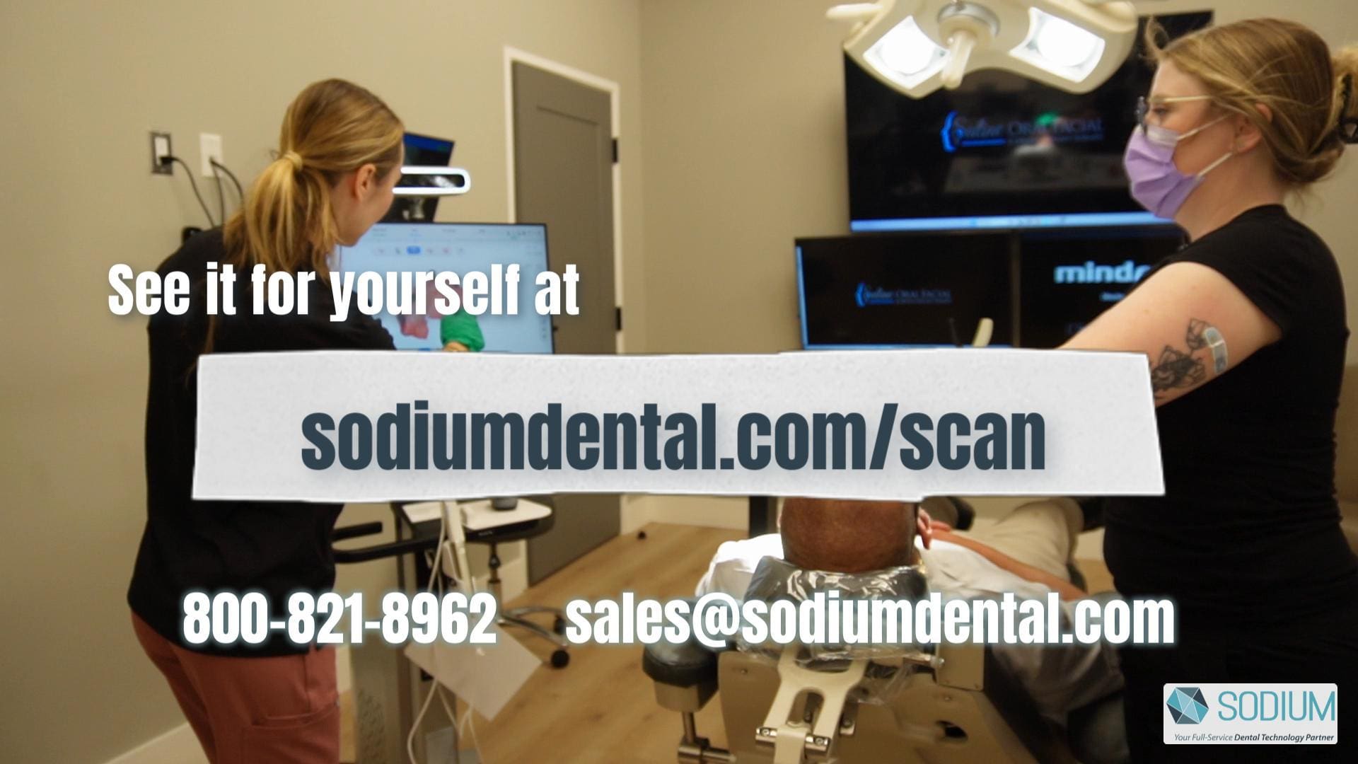 Team using the Aoralscan Elite for a full-arch implant 3D scanner training case
