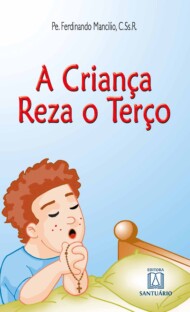 A criança reza o terço