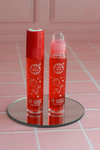 brillo labial de niñas en roll on --------------moda y belleza