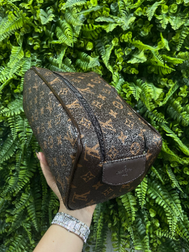 necessaire louis vuitton Marrom