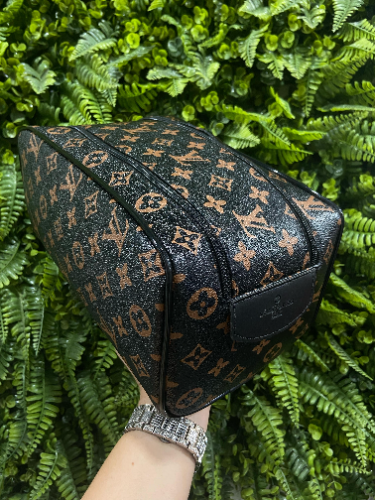 necessaire louis vuitton Preta/detalhe cinza
