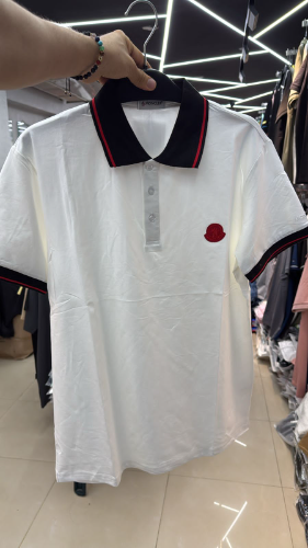 camiseta polo blanca logo rojo