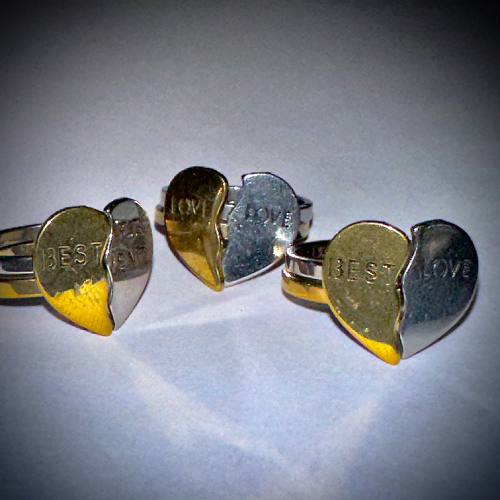 ANILLO DE PAREJA EN ACERO MITAD DE CORAZÓN DORADO Y MITAD CORAZÓN PLATEADO ANS00016