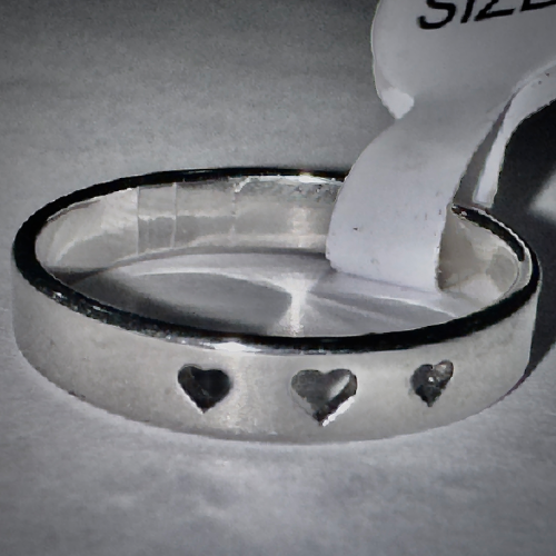 ANILLO EN ACERO ARO DE MATRIMONIO CON 3 HUECOS EN FORMA DE CORAZÓN PEQUEÑOS ANA000126