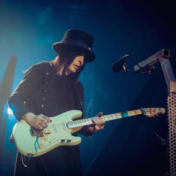 The other side of mars mick mars. The other side of mars mick mars. The other side of mars mick mars. Гитарист мотли крю. Mick mars серьги.