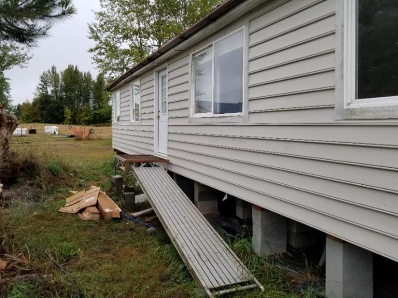 Cream colored manufactured home without stairs