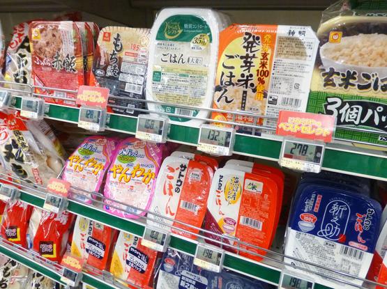スーパーに並ぶパックご飯＝2018年、東京都江戸川区