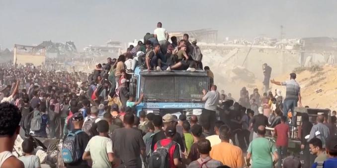 Centinaia di palestinesi assaltano un camion che porta aiuti umanitari a Gaza