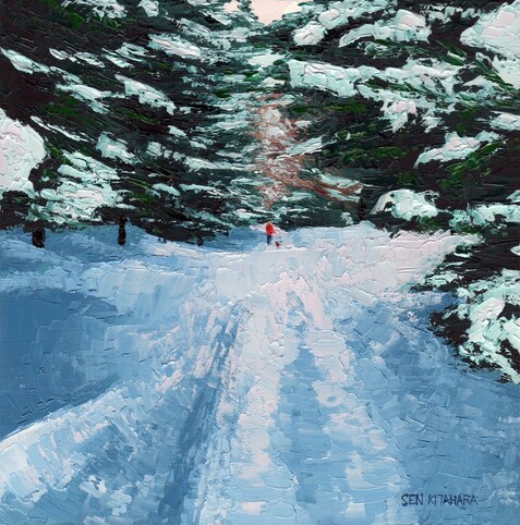 一面の雪、周りには針葉樹が生えている。ずっと先には赤い服と青いズボンを着た人と茶色の猫が歩いている。
Snow and coniferous trees growing all around. A long way ahead is a person in red clothes and blue pants and a red cat walking.