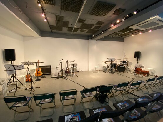公演前の会場の様子。客席は40に満たないくらい。