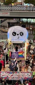 櫓のてっぺんにごっちゃん(パンダ)下にダースレイダーとその下にはＤＪの人と踊る参加者