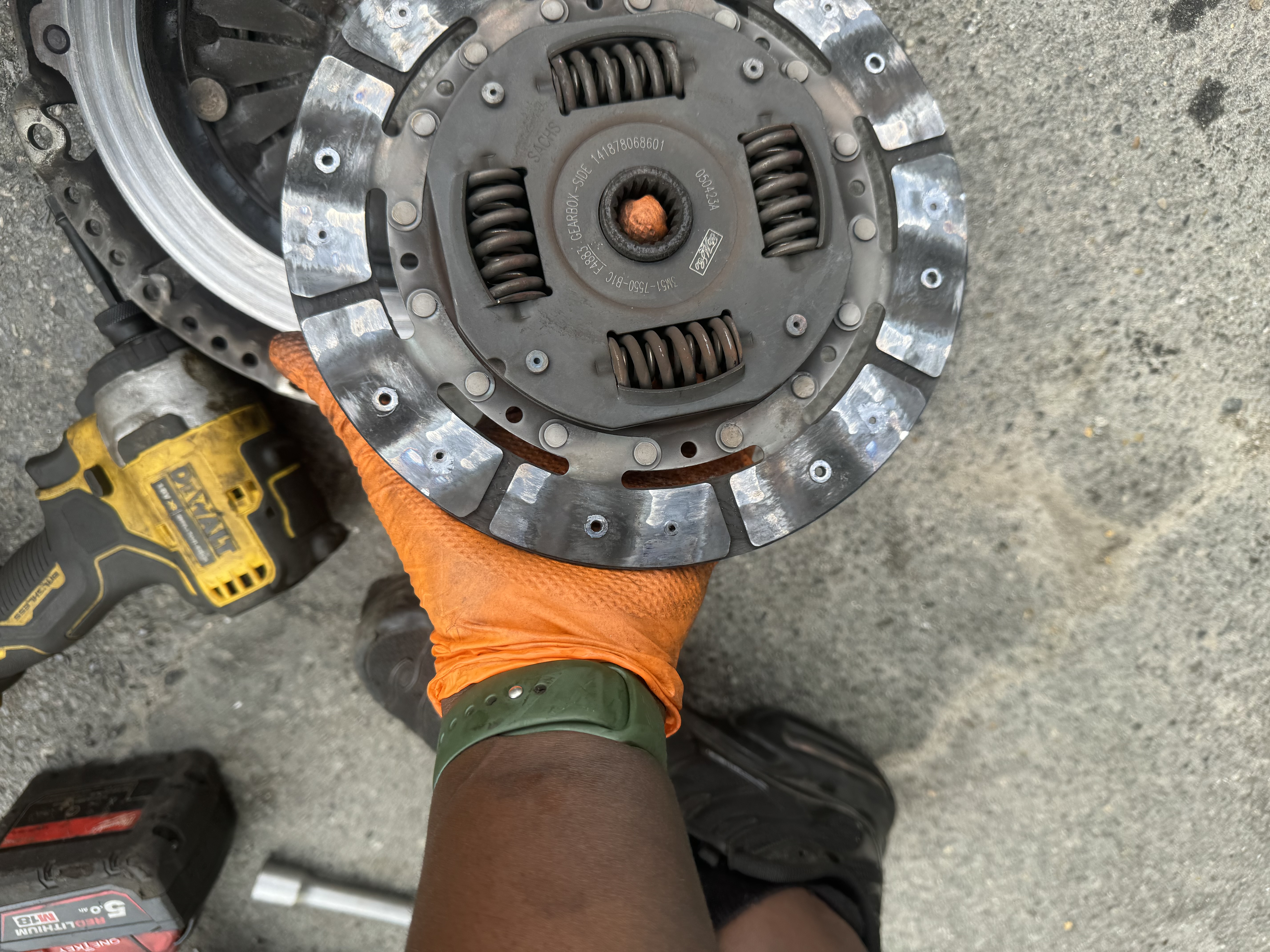 Voir l'image Embrayage — Bakary Cisse — photo 1