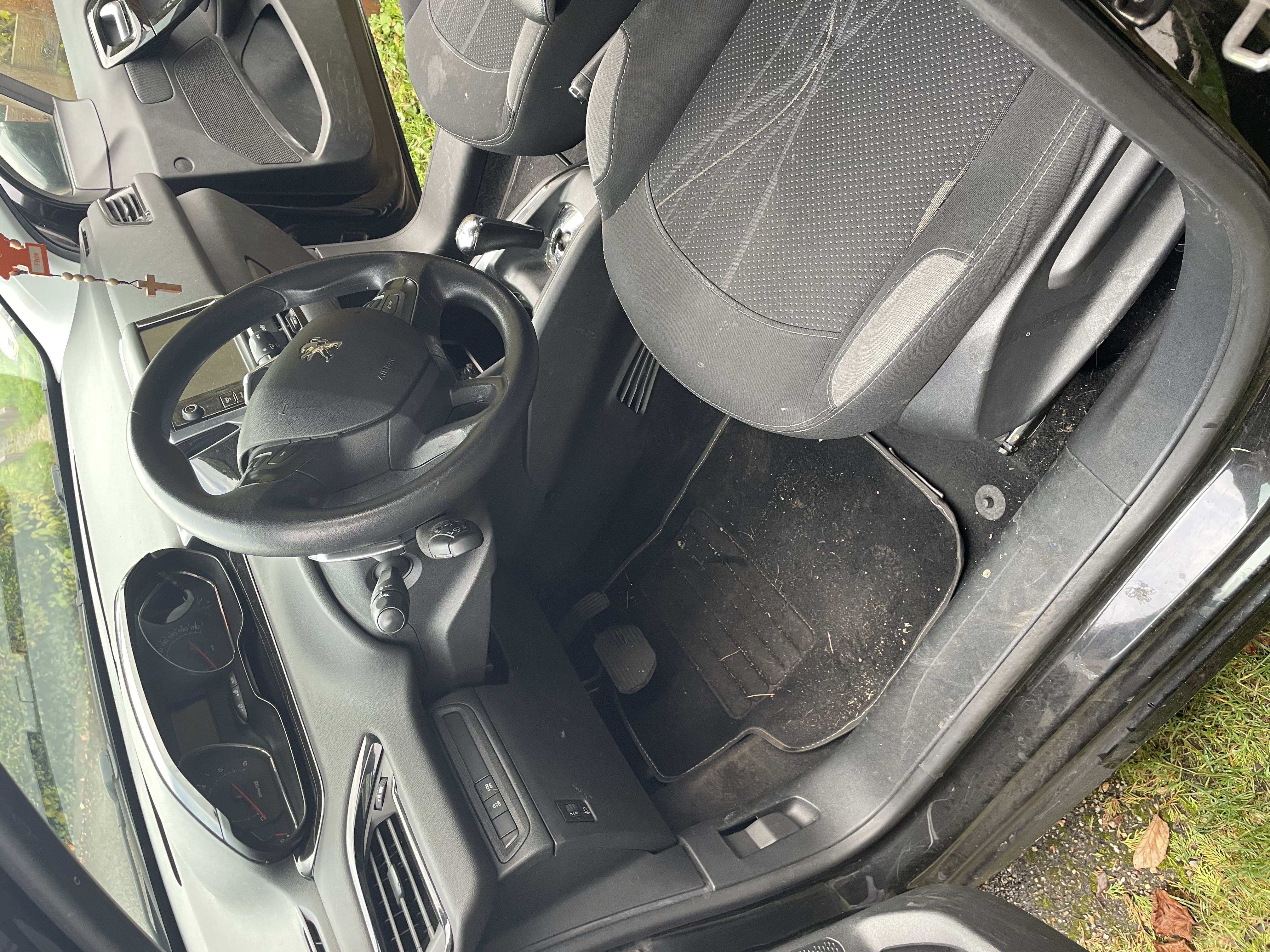 Nettoyage intérieur Peugeot 208 — Charles Baudard — photo 1