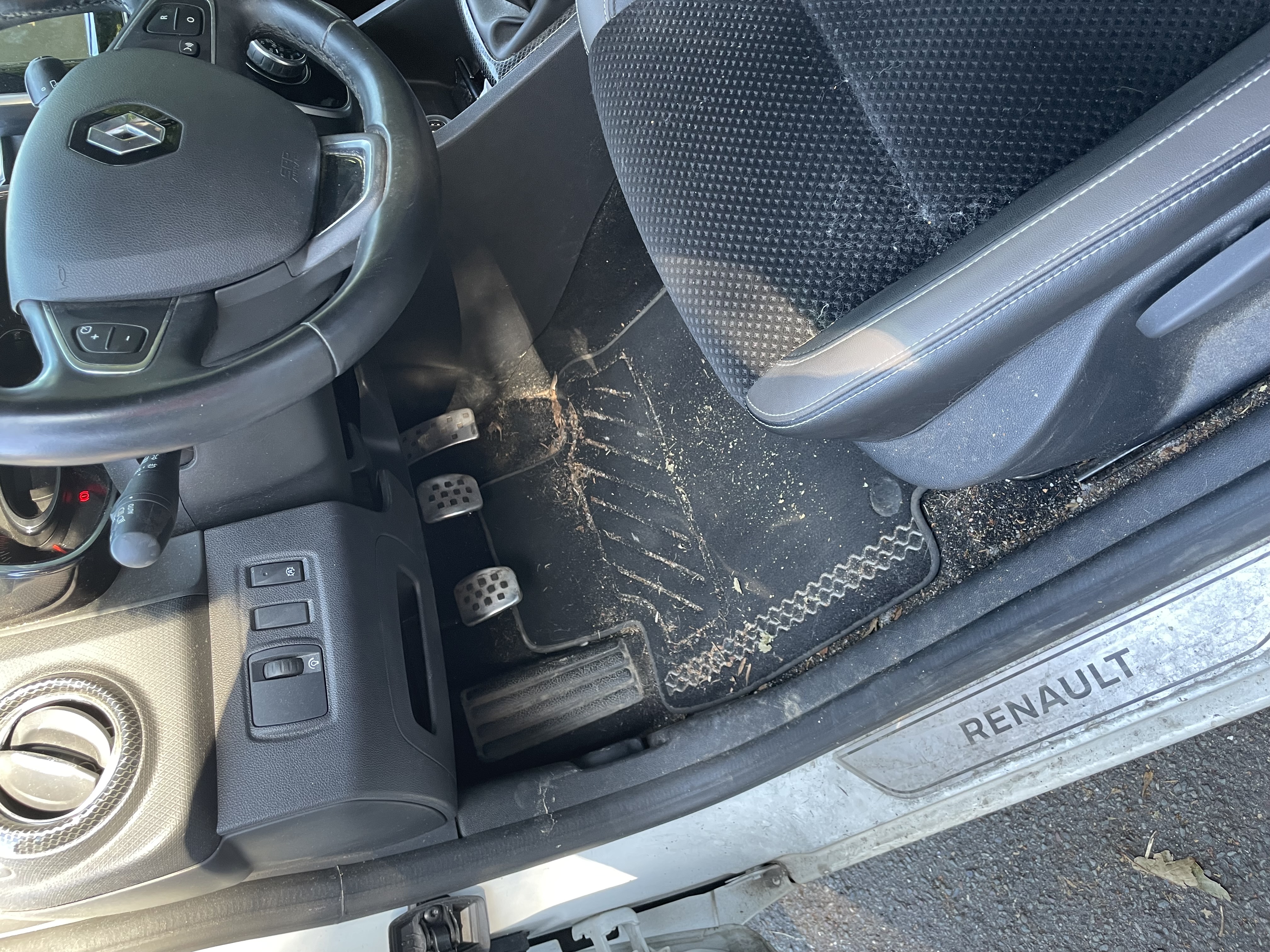 Nettoyage intérieur clio 4 — Charles Baudard — photo 1